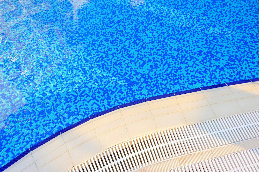Abri de piscine : un investissement rentable et sécuritaire pour votre bien-être
